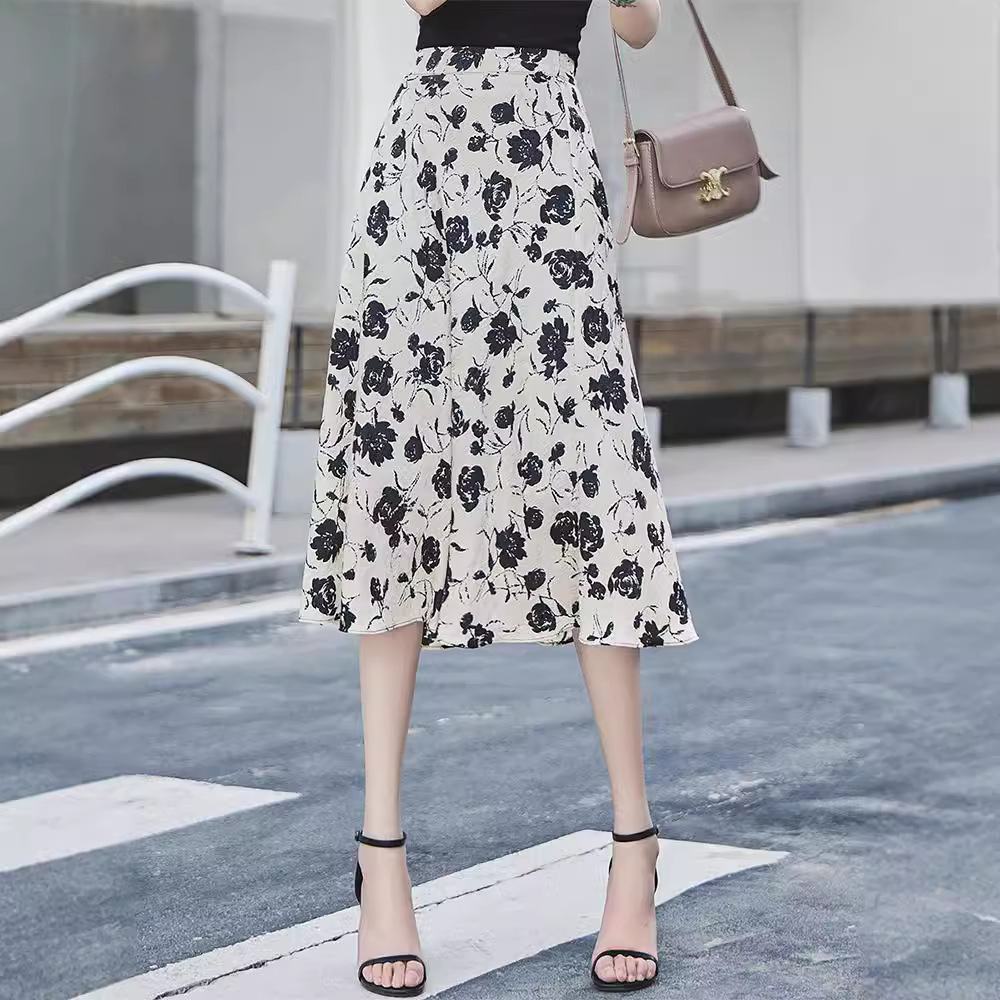 花柄ファッション 優雅なバラ模様ミディ丈フレアースカート