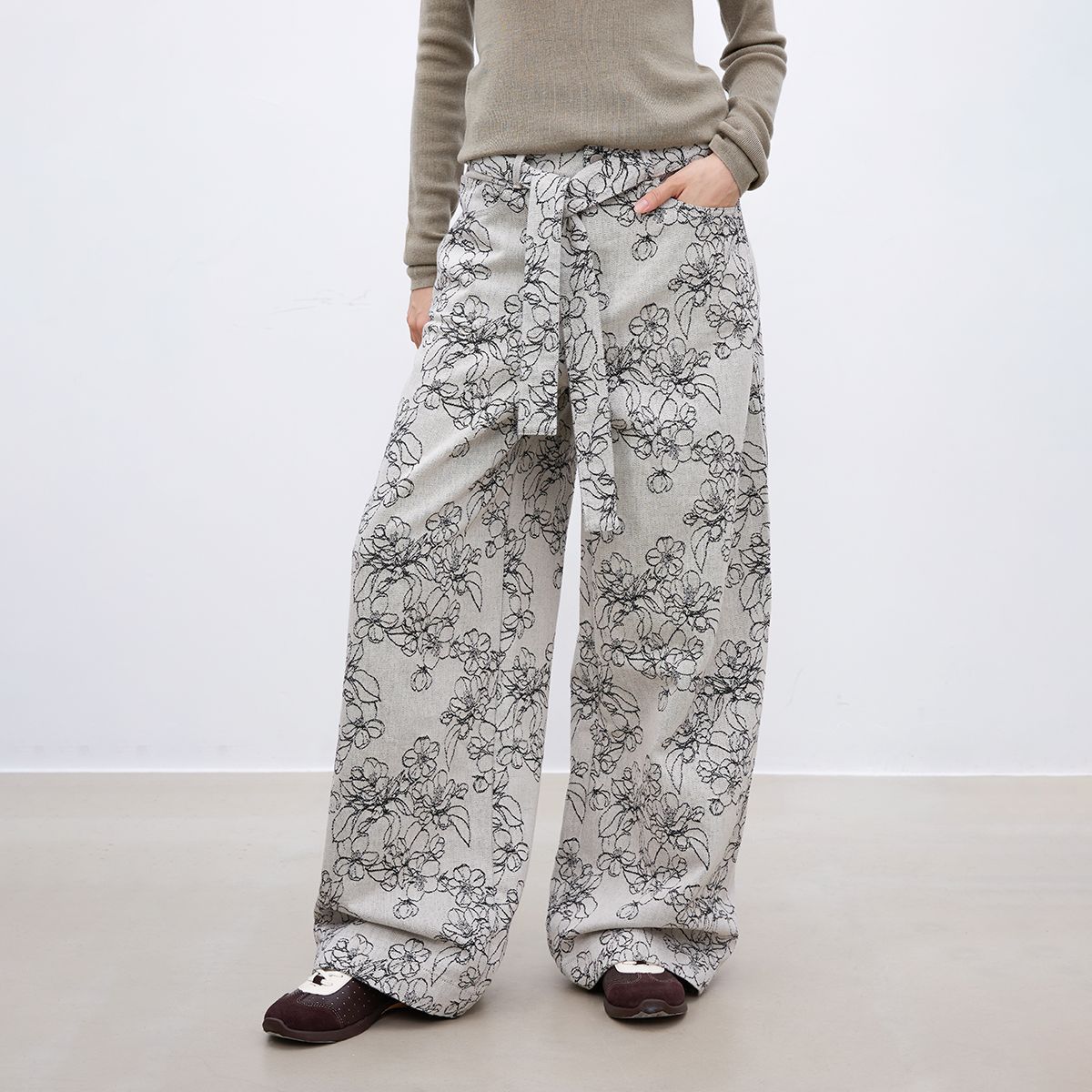 花柄ファッション 線描き風花柄ワイドパンツ