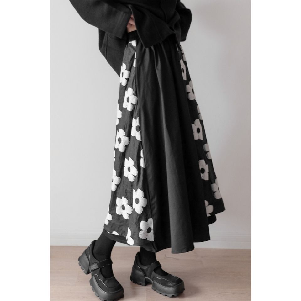 花柄ファッション 大きな花模様のモノトーンフレアスカート