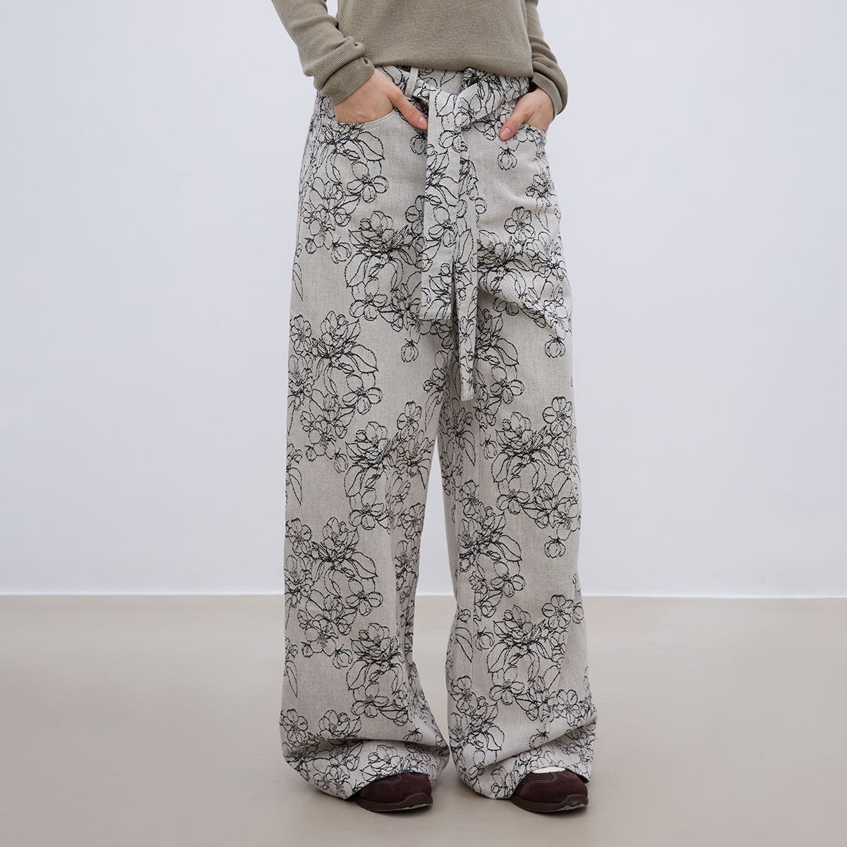 花柄ファッション 線描き風花柄ワイドパンツ