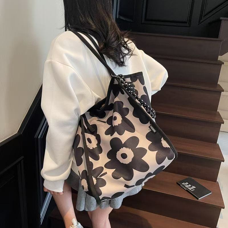 花柄ファッション 大胆な花柄プリントトートバッグ