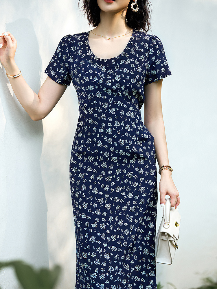 ネイビー花柄ワンピースの着こなし術|上品さと可愛さを両立する春夏秋冬コーデ