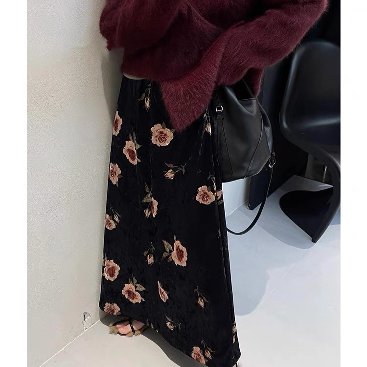 花柄ファッション 大人可愛い薔薇柄ベロアロングスカート