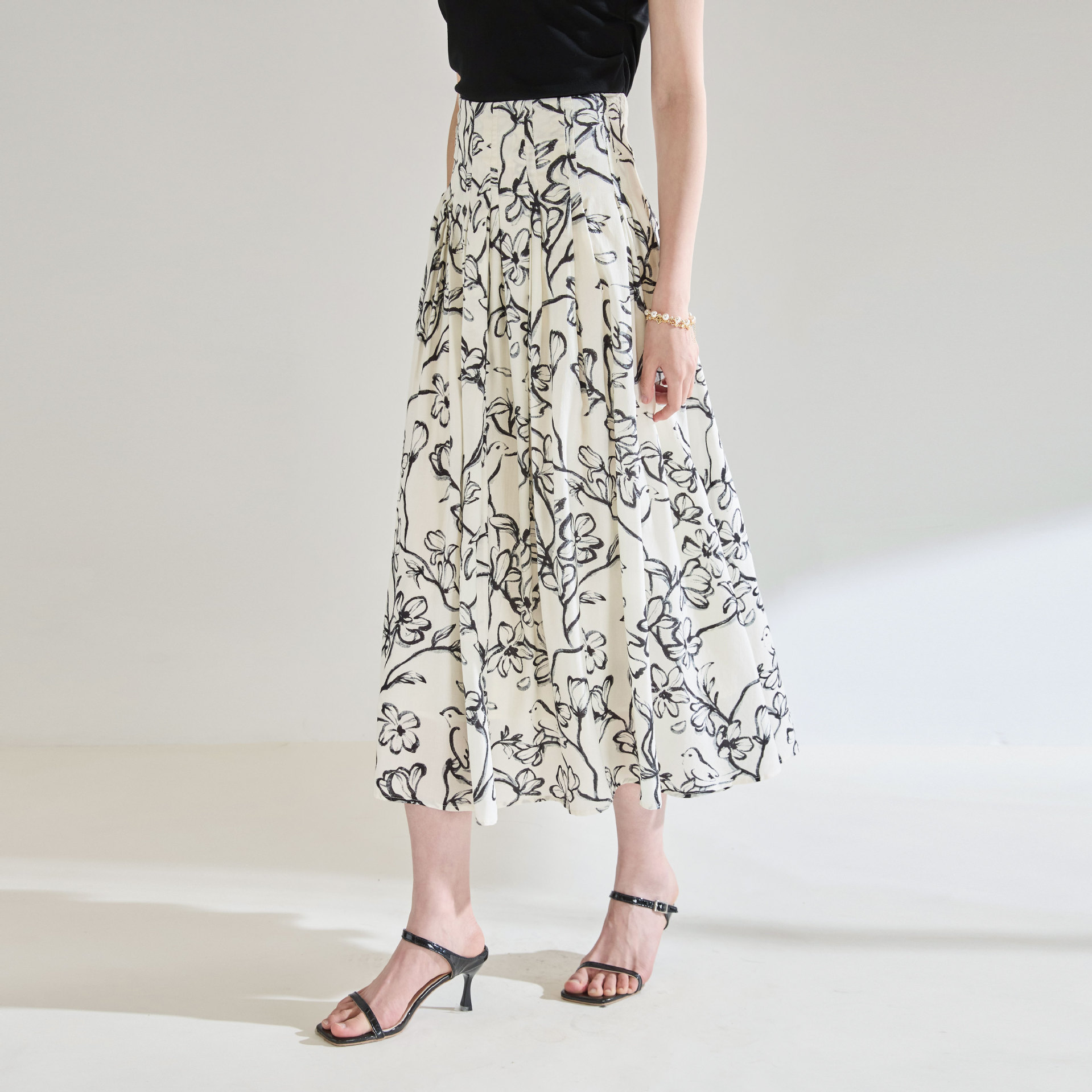 花柄ファッション 雅やか花模様のミディ丈プリーツスカート