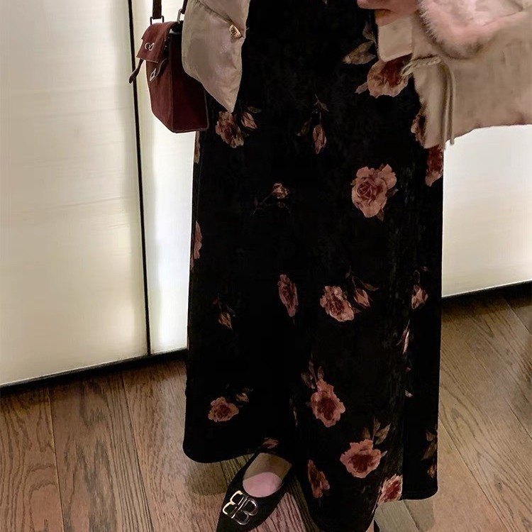 花柄ファッション 大人可愛い薔薇柄ベロアロングスカート