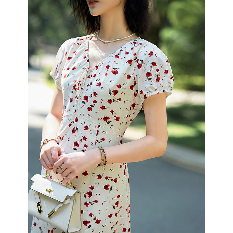 花柄タイトワンピースの着こなし術|大人女性のためのスタイルアップコーデ集