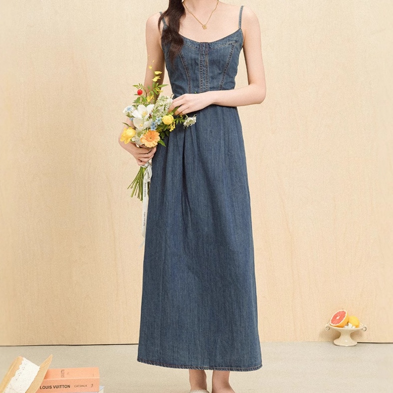 デニムワンピース 優美な佇まいのキャミソールデニムワンピース