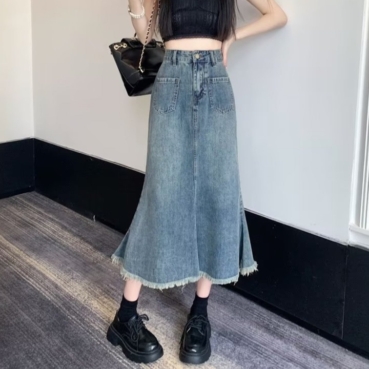 デニムファッション 裾ほつれ加工マキシ丈デニムスカート