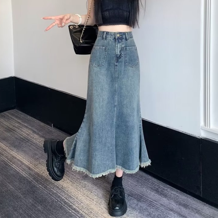 デニムファッション 裾ほつれ加工マキシ丈デニムスカート