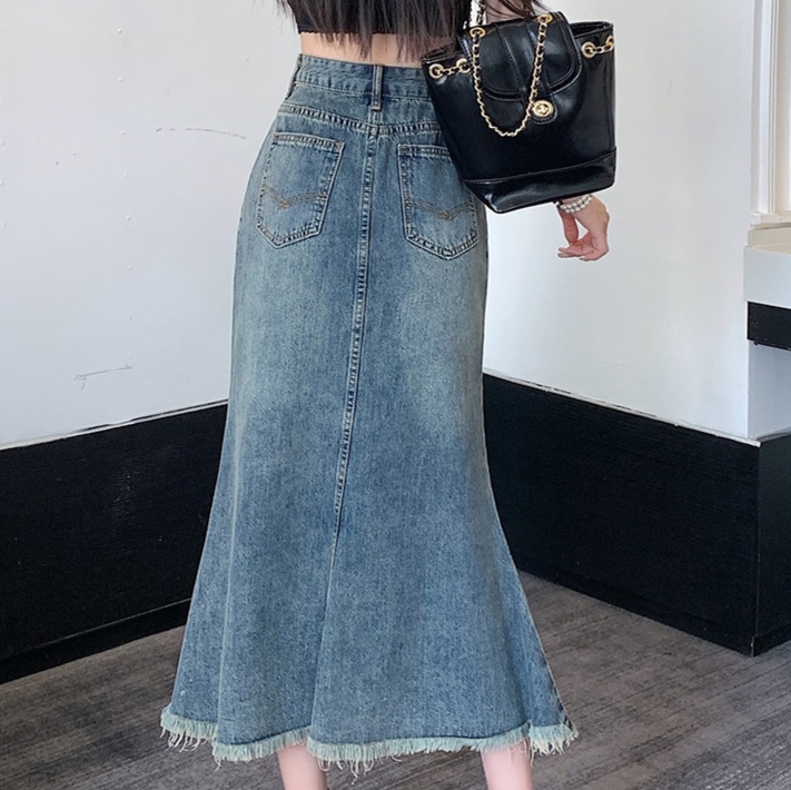 デニムファッション 裾ほつれ加工マキシ丈デニムスカート