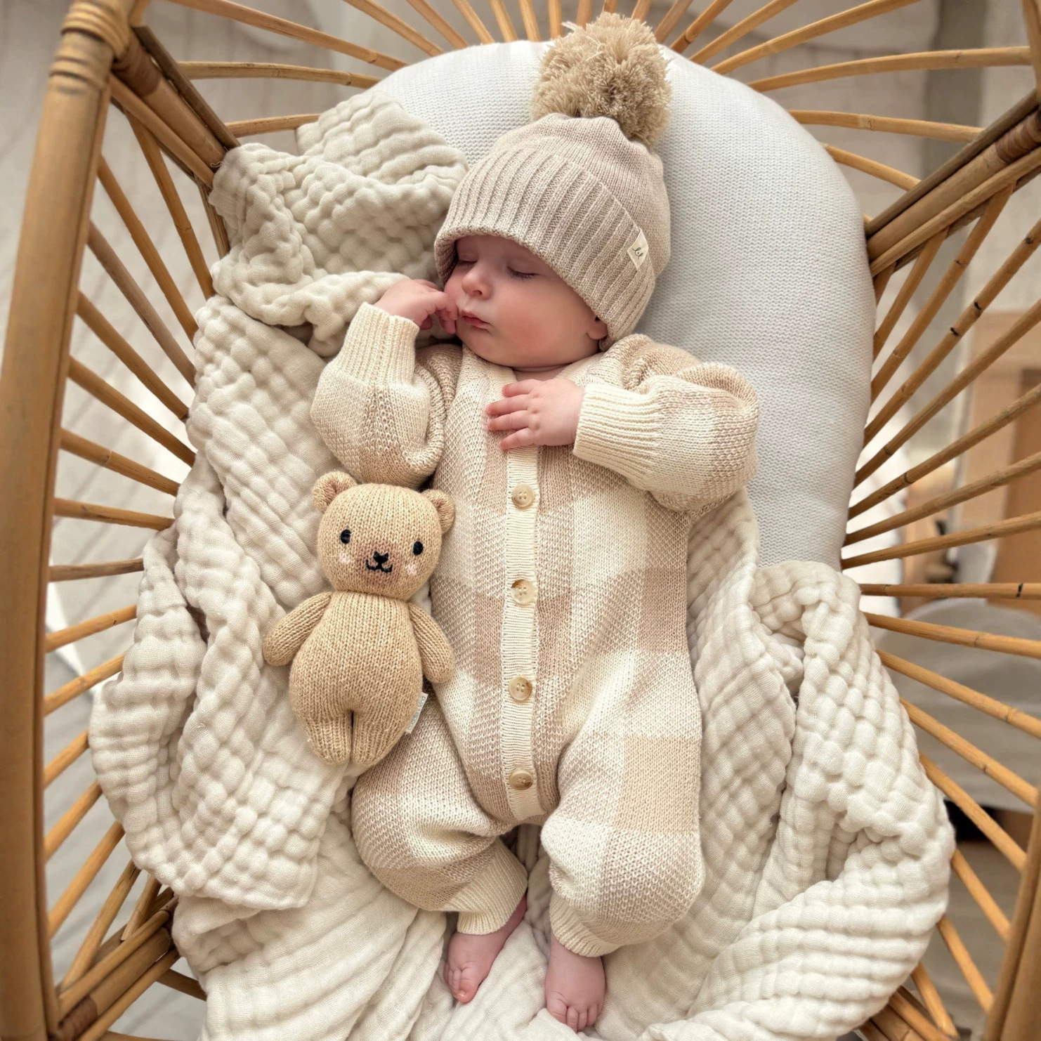 メイン画像:0枚目:ベビードレス ニット素材ぬいぐるみ付きロンパース型ドレス