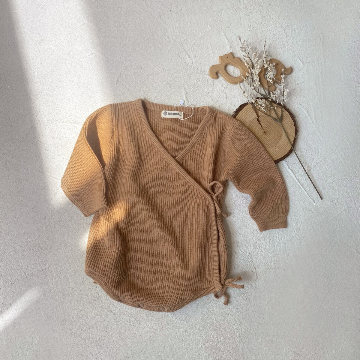 メイン画像:1枚目:ベビードレス リブ編みニット素材のくるみボタン付きロンパース型ドレス