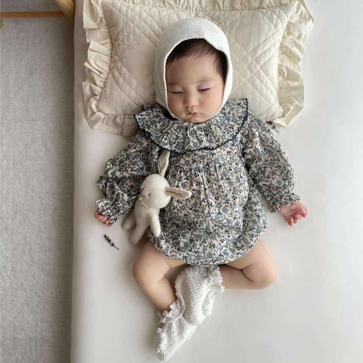 メイン画像:0枚目:ベビードレス 花柄フリル襟付きロンパース型ドレス