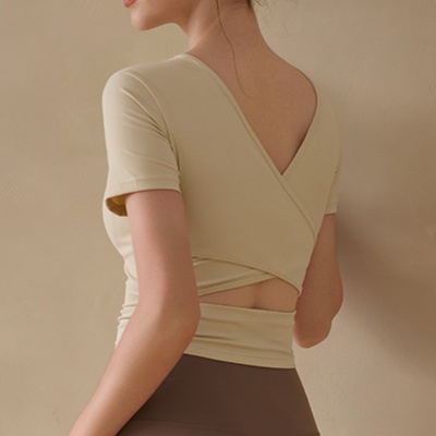 ピラティスウェア 背中クロスデザイン固定胸部スポーツブラ短袖瑜伽上衣