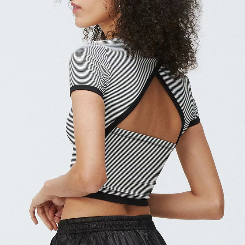 ピラティスウェア 背中見せ細ボーダー柄ショート丈トップス