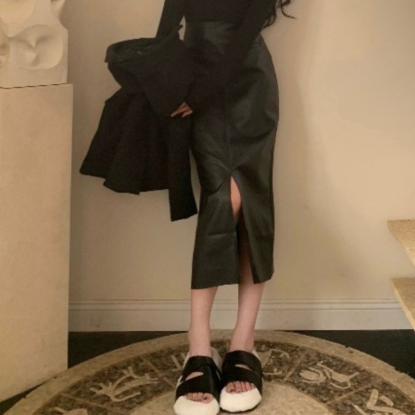 レザーファッション こなれ感ある大人のレザースカート