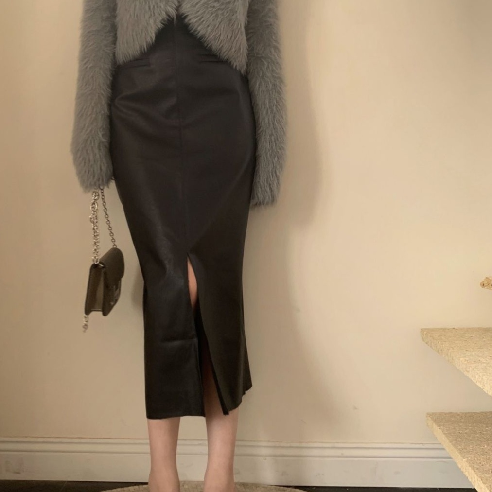 レザーファッション こなれ感ある大人のレザースカート