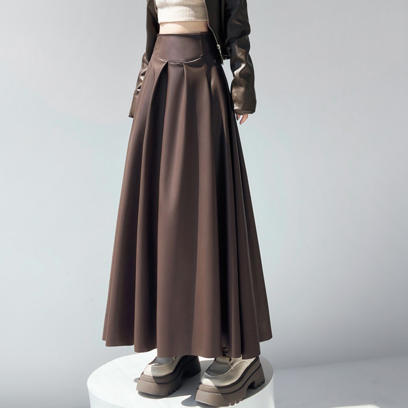 プリーツレザースカートの着こなし方｜似合うコーデと選び方のコツ