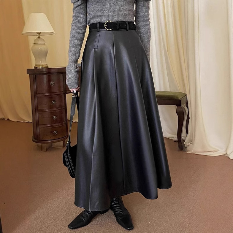 黒レザースカートの選び方とおしゃれな着こなし術｜年代別コーデも紹介