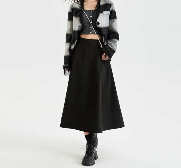 流れるような優雅なフレアロングスカート