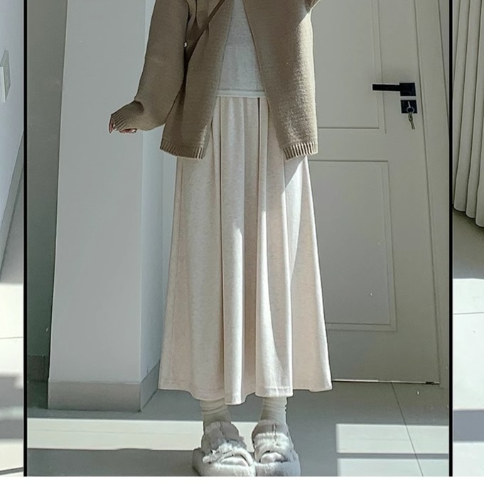 柔らか素材の無地ニットロングスカート