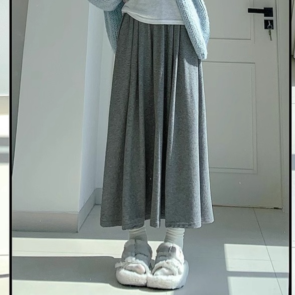 柔らか素材の無地ニットロングスカート