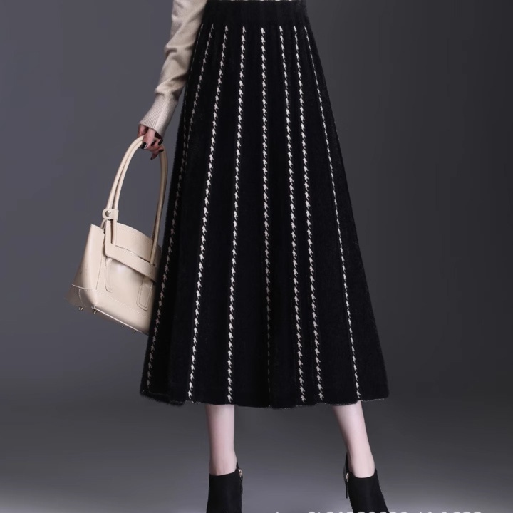 縦ライン刺繍入りニットプリーツロングスカート