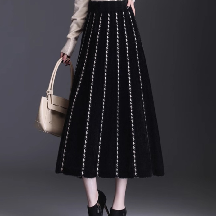 縦ライン刺繍入りニットプリーツロングスカート