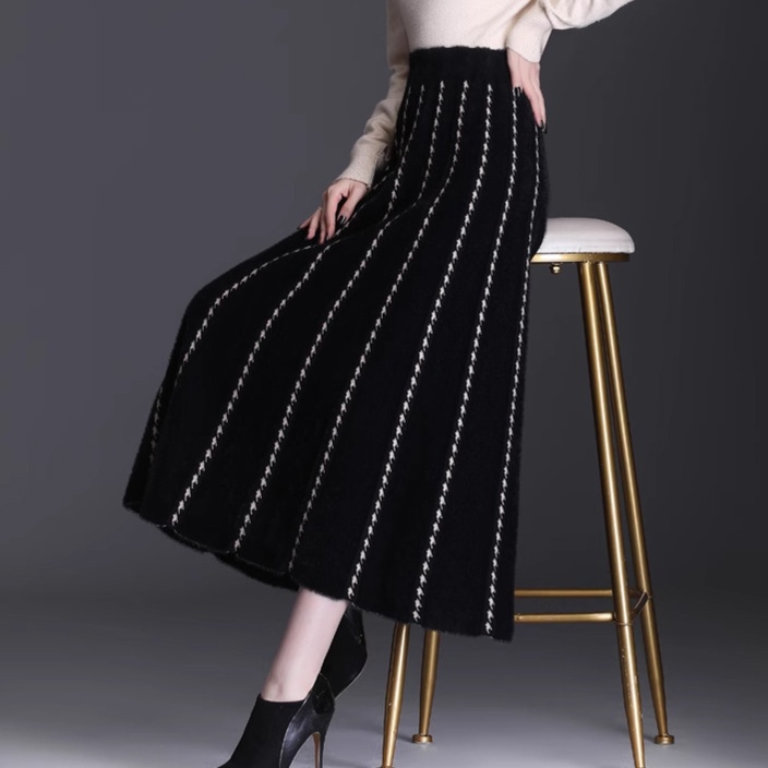 縦ライン刺繍入りニットプリーツロングスカート