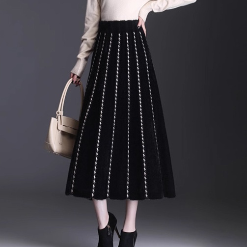 縦ライン刺繍入りニットプリーツロングスカート