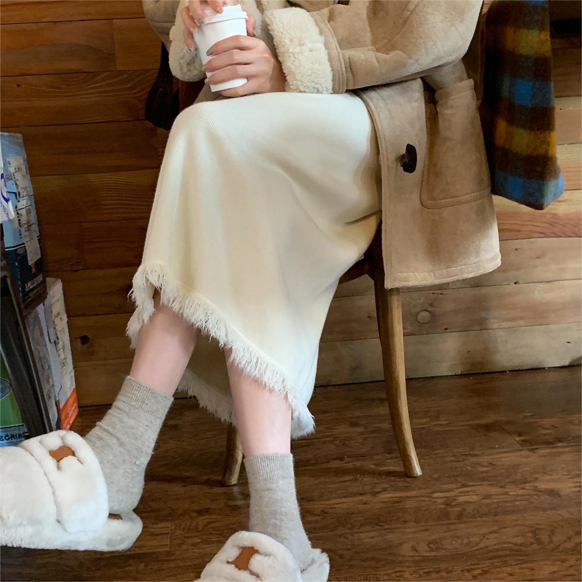 裾フリンジデザインニットロングスカート