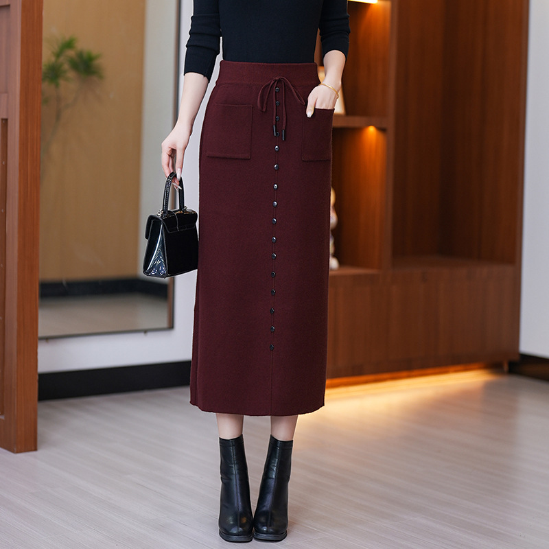 前開きボタン付きポケット付きニットロングスカート