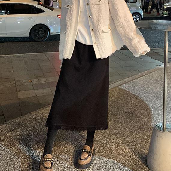 裾フリンジデザインニットロングスカート