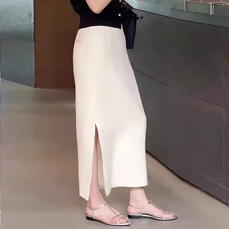 ロングスカート 上品さ際立つスリット入りタイトスカート