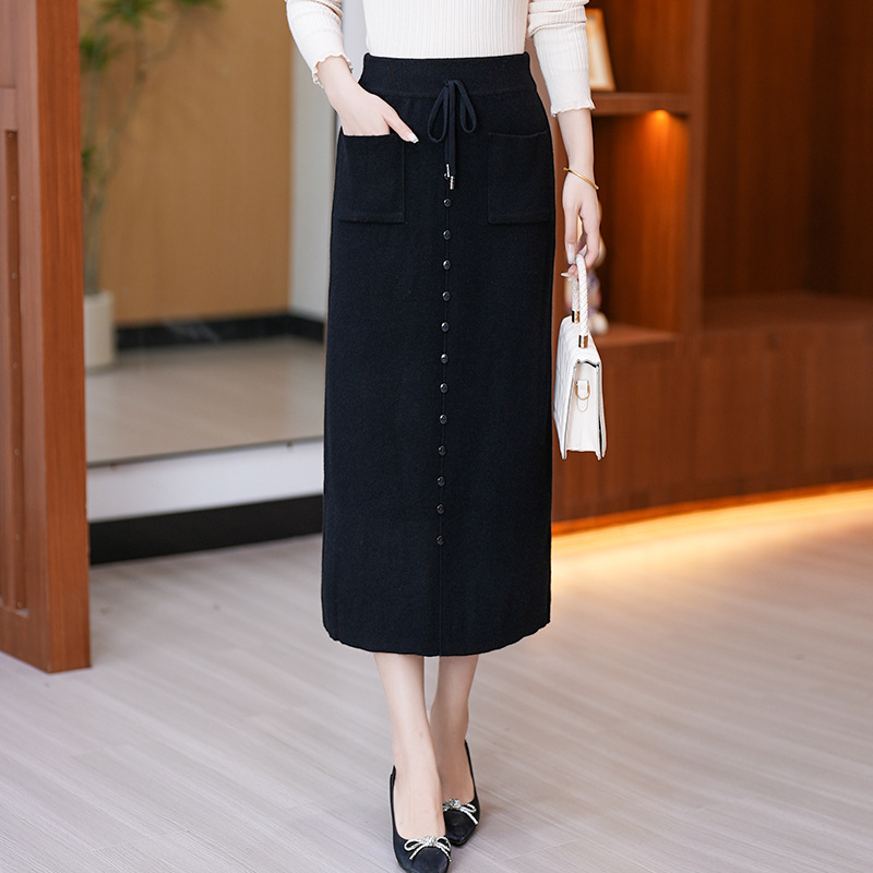 前開きボタン付きポケット付きニットロングスカート