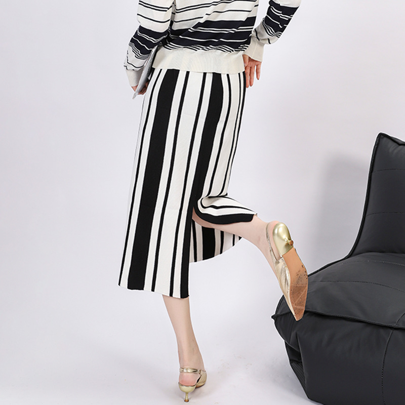 縦縞模様の上品ニットロングスカート
