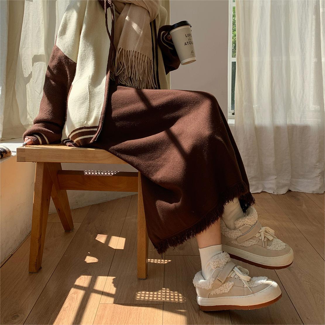 裾フリンジデザインニットロングスカート