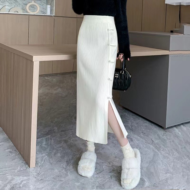 スリット入りボタンデザインリブニットロングスカート