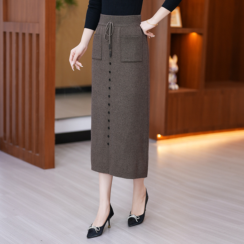 前開きボタン付きポケット付きニットロングスカート
