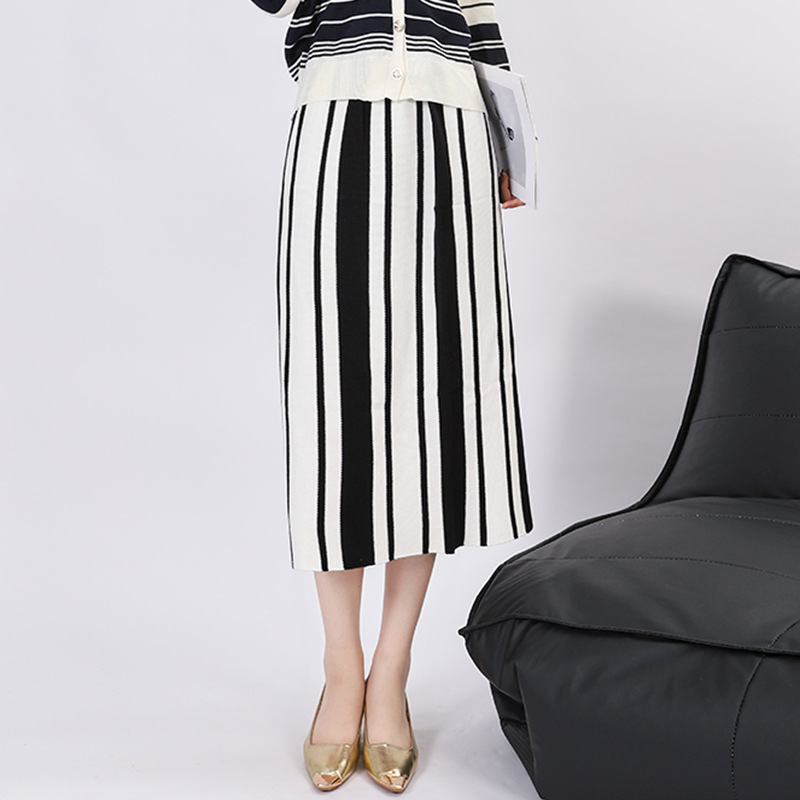 縦縞模様の上品ニットロングスカート