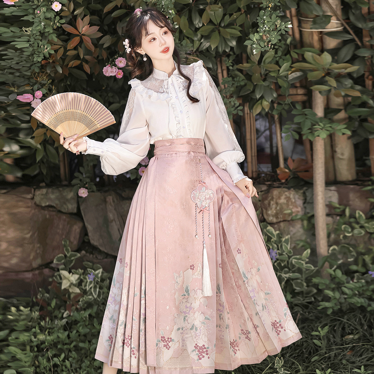 https://hot-spring-img.curema.jp/stage-closet/f765d94d-1846-474d-85b8-4d9bd14dc86d.jpg